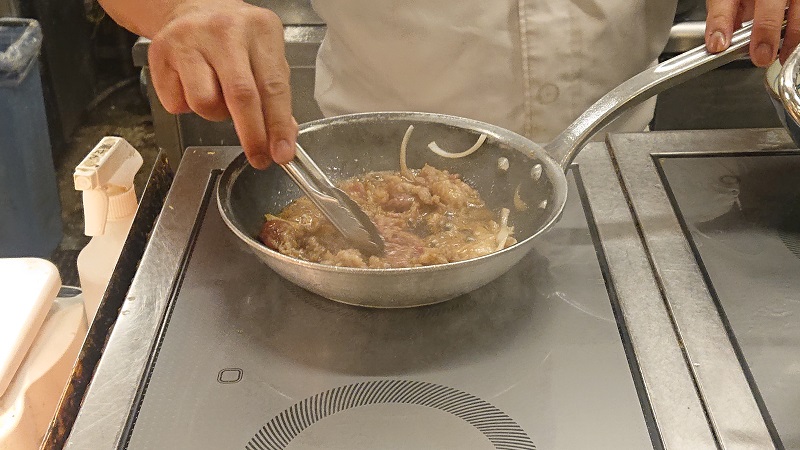 牛肉は注文ごとに1杯ずつ焼き上げてくれます