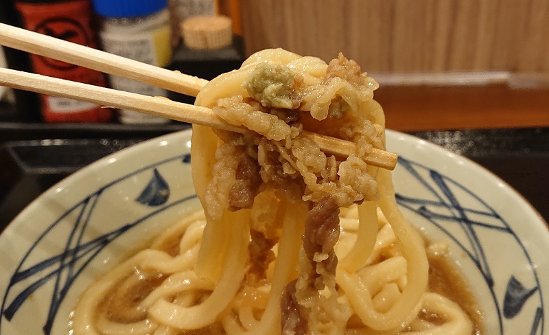 わさびのツーンとした辛みが肉汁たっぷりの牛肉の旨味を引き出し、それでいて後味もすっきり