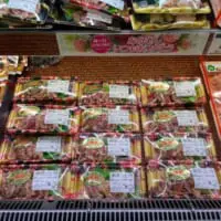スーパーに陳列されている鶏刺し