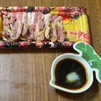 にんにくなどの薬味を付けて食べるのが一般的