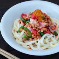 夏野菜とベーコンのスパイシーカレー納豆うどん