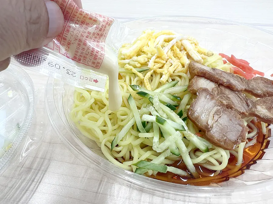 冷やし中華に、上からたっぷりマヨネーズをかける