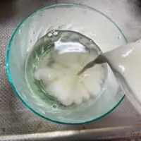 別の容器に移して牛乳を注ぐ