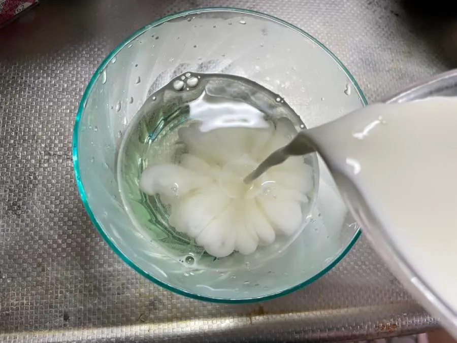 別の容器に移して牛乳を注ぐ