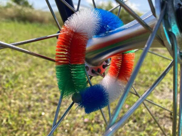 レインボーカラーがまぶしいハブ毛