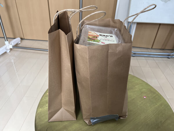 紙袋が細すぎて弁当が入らないので、マチを広げ比べてみる