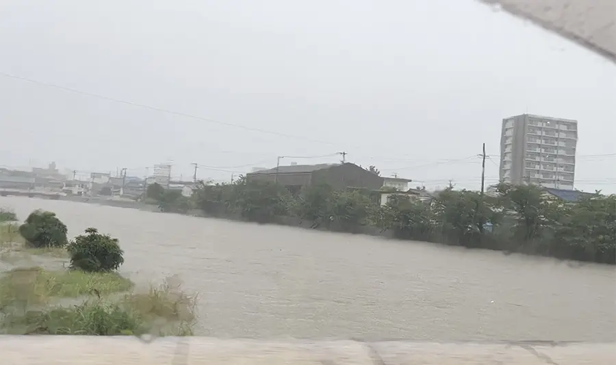 浜松市の大雨で川幅が広がる様子