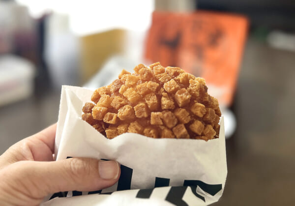小麦の奴隷「浜松店」のカレーパンのアップ