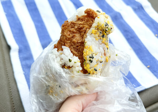 オニササを食べる様子