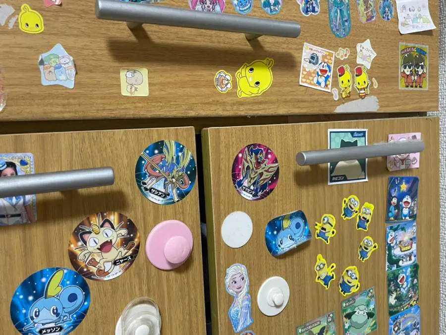 棚の中段辺りに貼られたシール