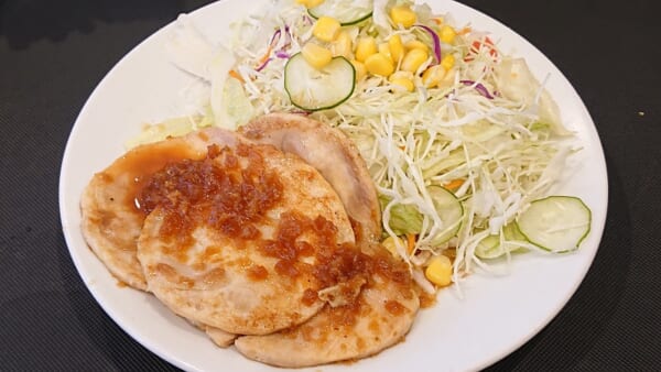 鉄板でこんがり焼き上げられたハムのような形状のチキン