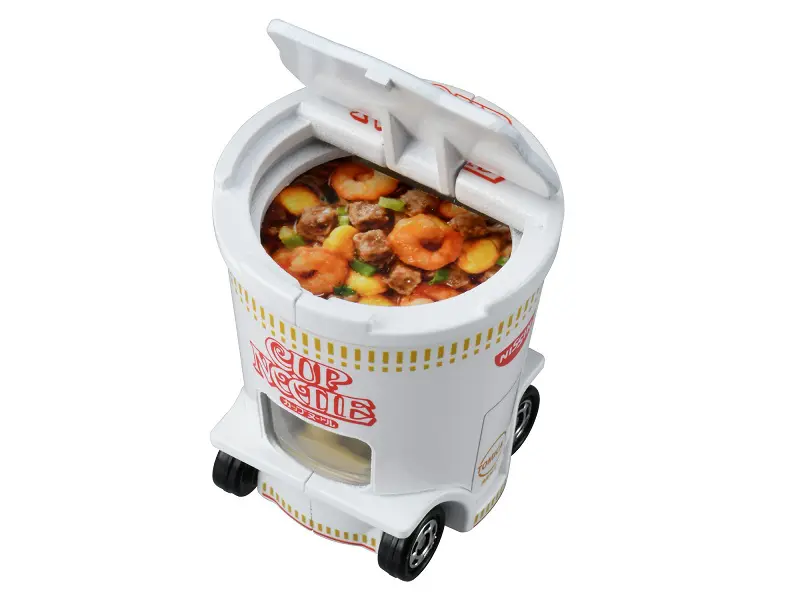 屋上の部分の蓋を開けるとカップヌードルの麺や具材の写真が！