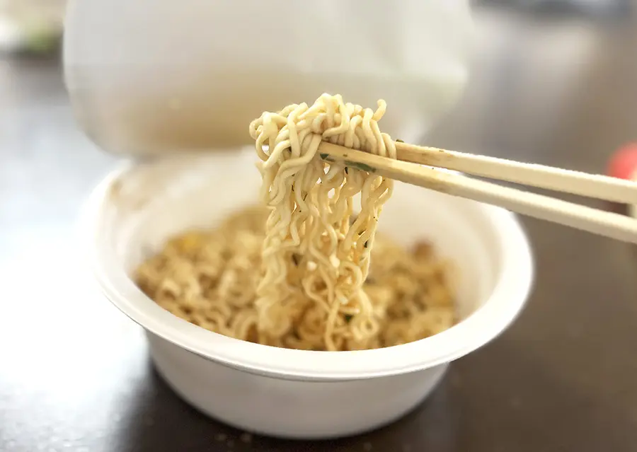 金ちゃんヌードル味焼そば麺を持ち上げたところ