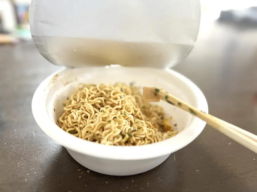 金ちゃんヌードル味焼そば肉を持ち上げたところ