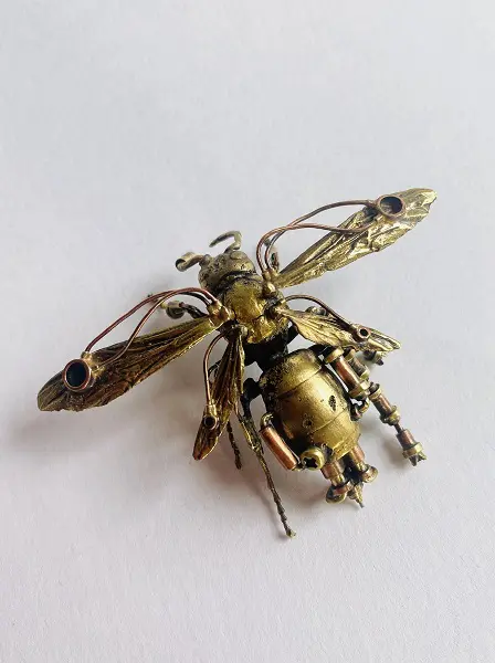 今にも動き出しそう！昆虫とスチームパンクを融合させた彫金作品が