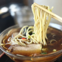 藤枝朝ラー「マルナカ」冷やしラーメンの箸上げ（麺）