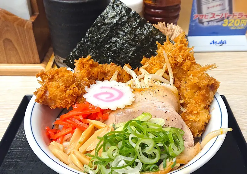 「とんこつチキンカツ丼」（税込869円）