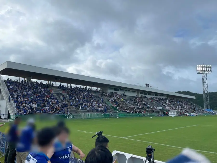 スタンドのアウェイ席も満席