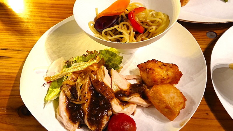 「焼鳥と水炊き 櫛田」の試食メニューは、「鶏肉の蜜椒醬ソース」と「鶏胸肉の旨辛油淋鶏」、「旨辛よだれ冷麺」の3品