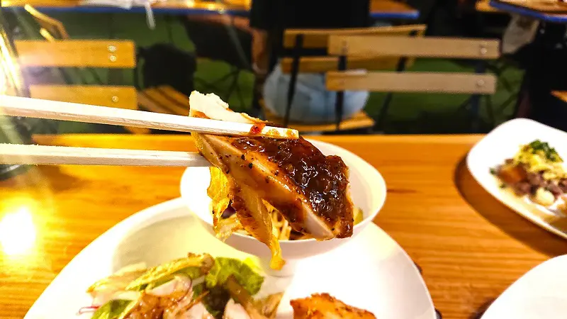 「鶏肉の蜜椒醬ソース」の蜜椒醬とは蜂蜜や豆板醤など、いろいろな中華の調味料を使用したソース
