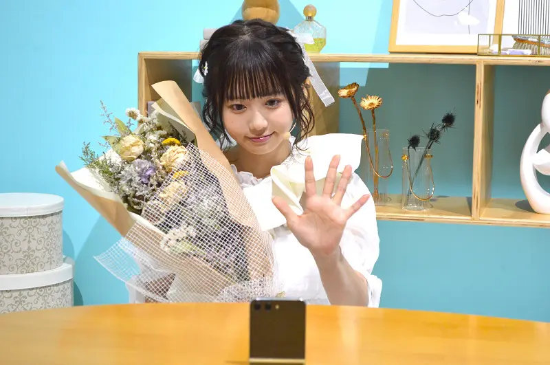 手のひらを見せるだけで簡単に自撮りができると好印象
