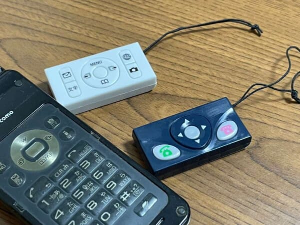 ガラケーのボタンの触感が無限に味わえるおもちゃがカプセルトイに　本物にどれだけ近付けたのか？確かめてみた