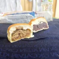 薄皮シリーズハンバーグケチャップパンの断面図、アンパンと一緒に