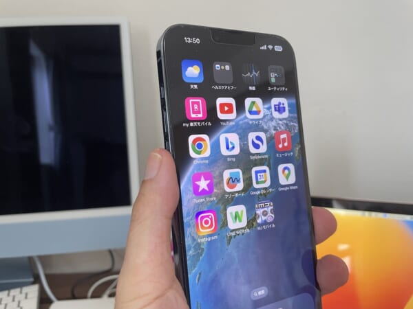 iPhoneの音量ボタンを押しているところ
