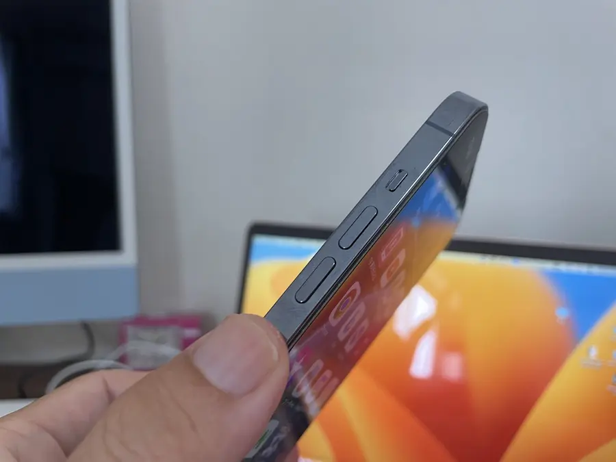 iPhoneの音量ボタンの紹介斜めから