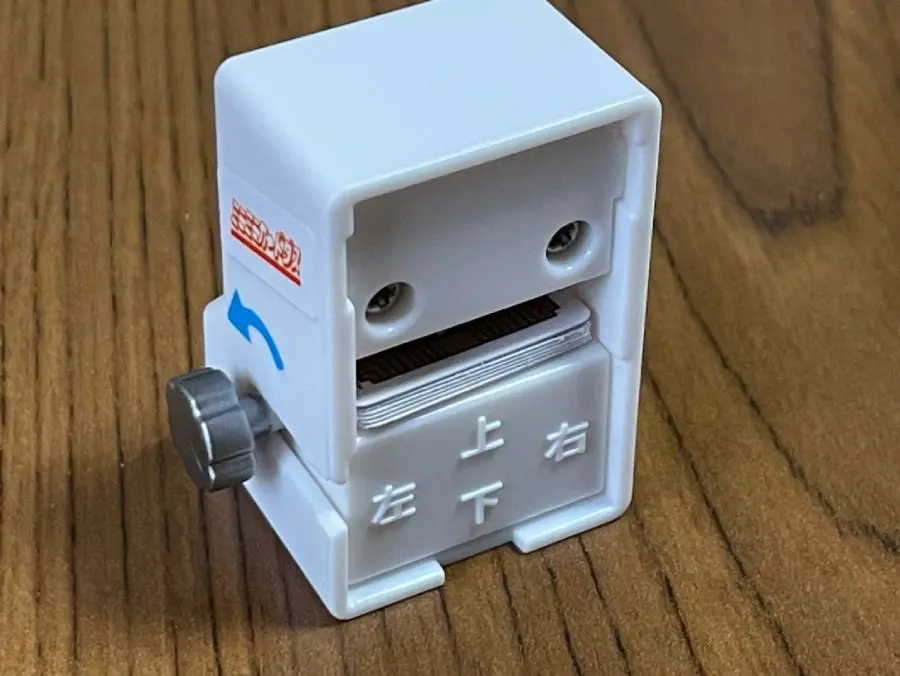 懐かしのカードダス自販機がミニサイズでカプセルトイに