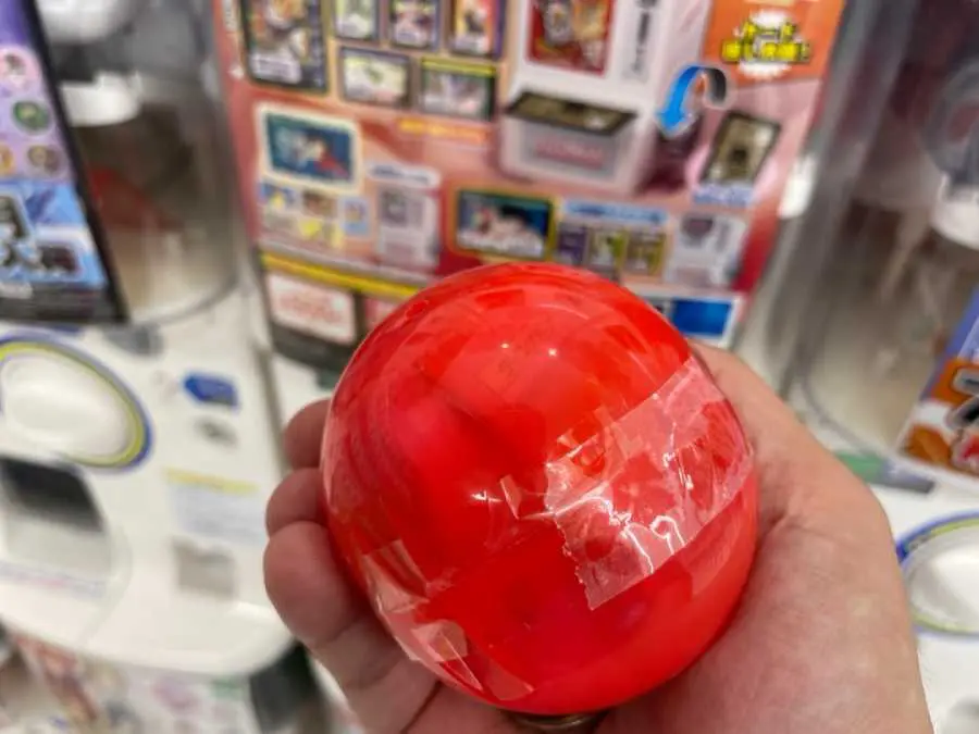 懐かしのカードダス自販機がミニサイズでカプセルトイに