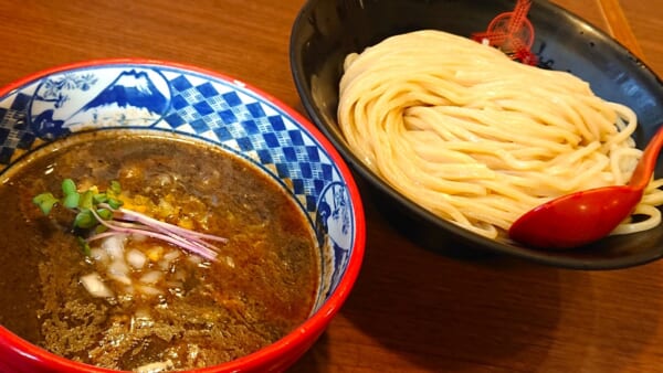 三田製麺所が秋の定番「濃厚煮干しつけ麺」発売　濃厚な煮干しに感無量