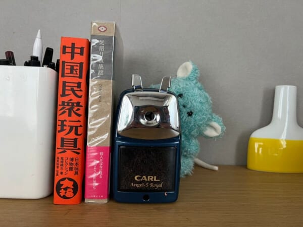 物陰から「ちらり」とのぞく　動物たちのぬいぐるみがかわいすぎる