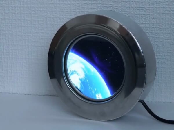 窓の外に地球が見える！宇宙旅行気分が味わえる丸窓液晶ディスプレイに注目