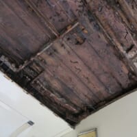 木製の屋根が腐ったり、外板が腐食したり