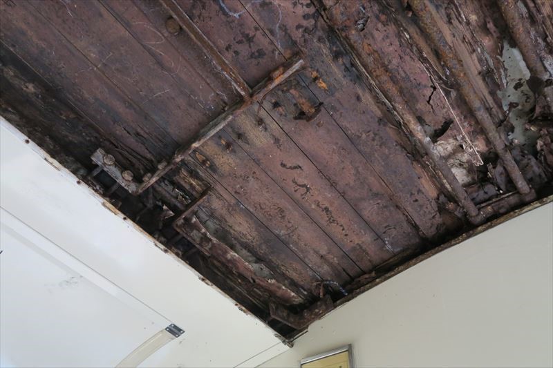 木製の屋根が腐ったり、外板が腐食したり