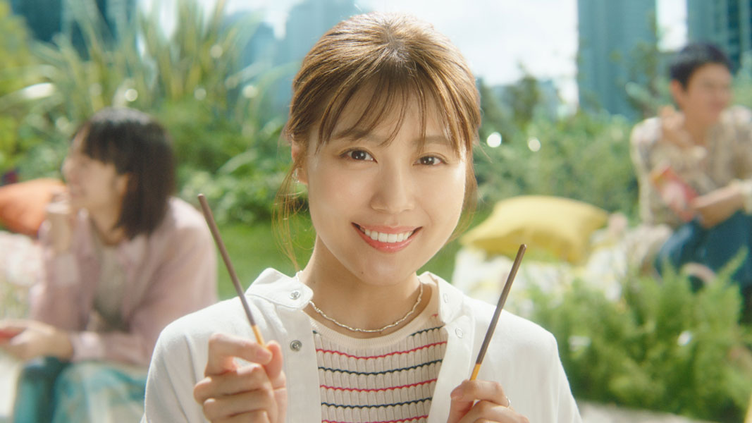 有村架純を起用したポッキーの新TVCM「だいじなあなたとシェアハピネス！」篇が9月8日に放映開始