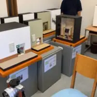 展覧会に向けて作品の修理か改造をしているところでした