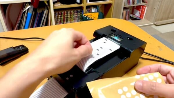 インベーダーゲームがアナログに　手作業で敵を倒すシュールな発明品