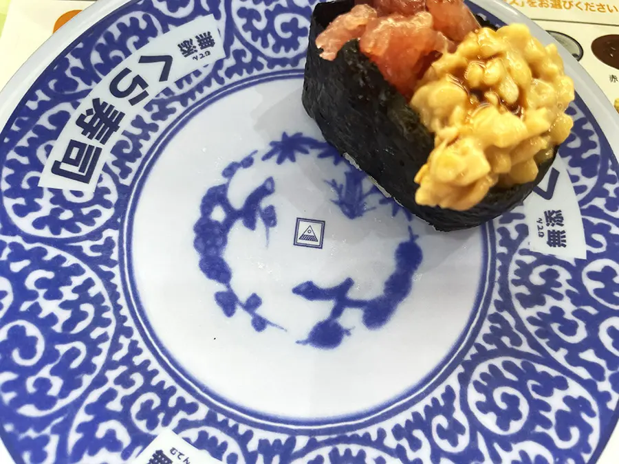 くら寿司の皿に「フリーメイソン」のマークが描かれている？真実を