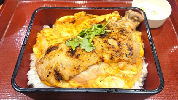 なか卯が「ほろチキ親子重」発売　骨つき鶏もも肉の存在感と柔らかさに衝撃！