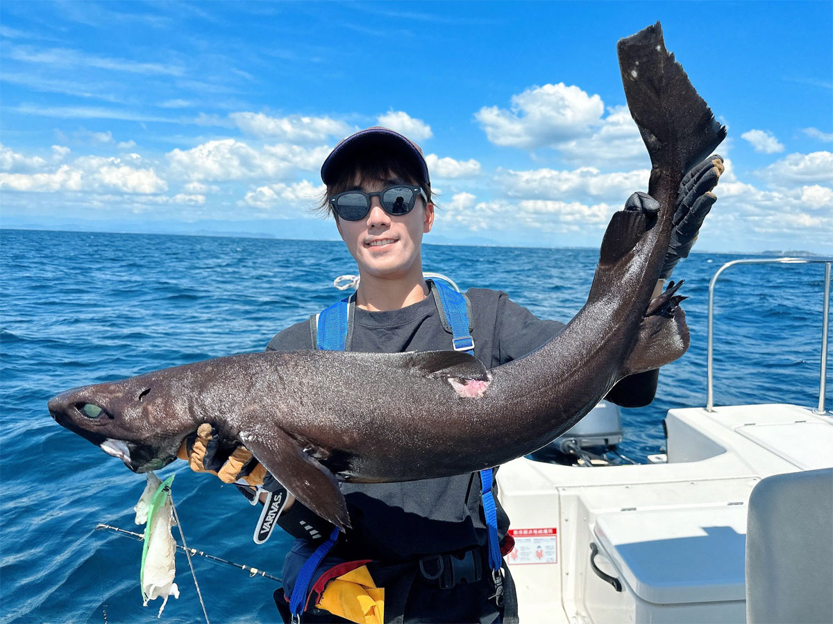 深海魚ハンター西野勇馬さん　超激レア深海ザメ「イチハラビロウドザメ」を捕獲