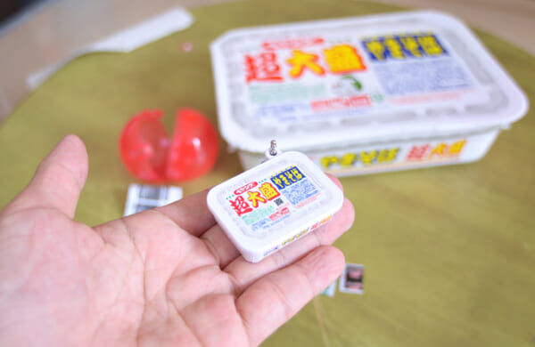 ペヤングミニチュアチャームカプセルトイの大きさ