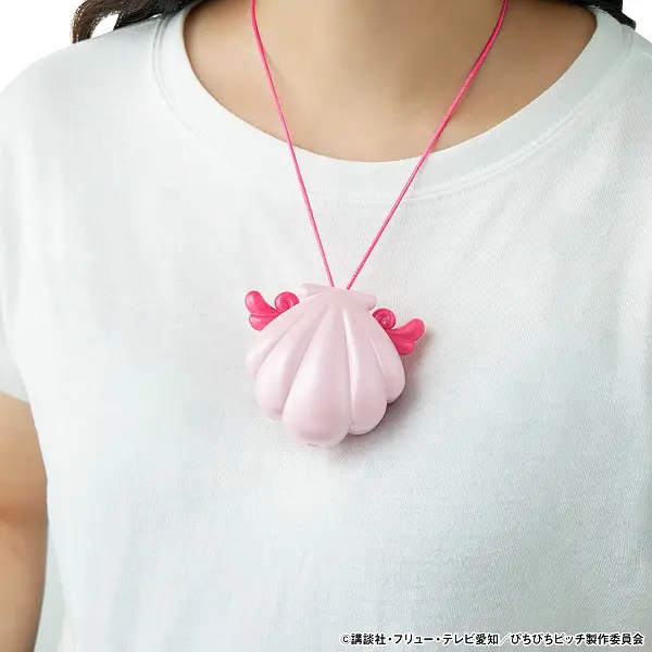 中央にある真珠の部分がピカピカ光り、変身シーンを再現することが可能