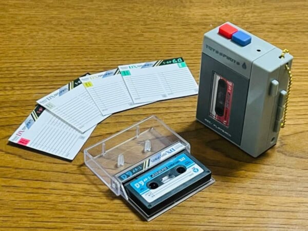 ポータブルカセットプレーヤーがミニサイズでカプセルトイに　録音・再生も可能
