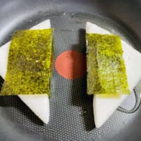 少量の油を引いてはんぺんに焼き目を付けていきます