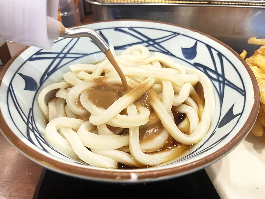 丸亀製麺でゴマダレをかけていく