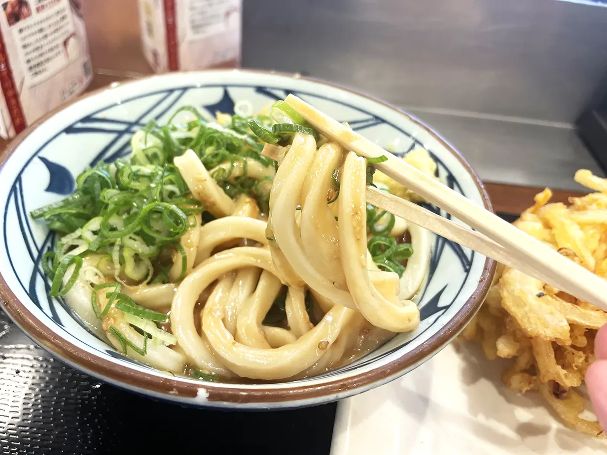 丸亀製麺のゴマダレうどんをもちあげたところ