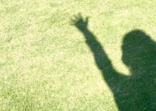 ああ勘違い「我が子と間違えて知らない子に手を振っていた……」は子育てあるある？（画像：写真ACより）