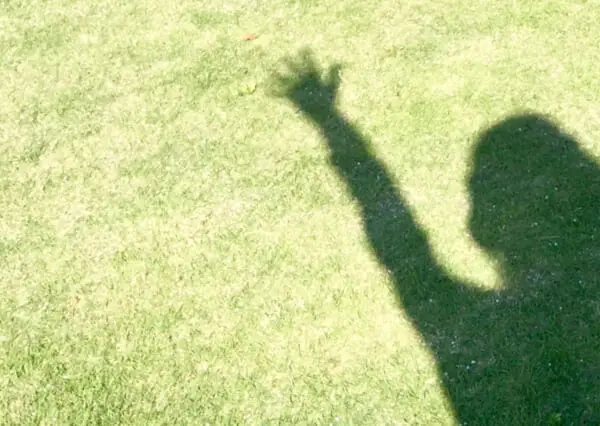 ああ勘違い「我が子と間違えて知らない子に手を振っていた……」は子育てあるある？（画像：写真ACより）